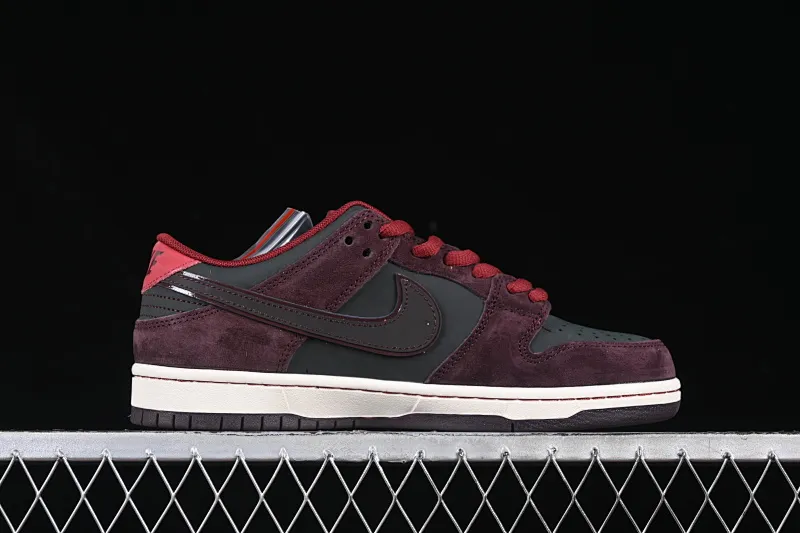 All categories Nk SB Dunk Series Nk SB Dunk Low low-top sneakers K version Riot Skateshop x Nk SB Dunk Low joint model Bordeaux red low-top casual sneakers FZ1289-200